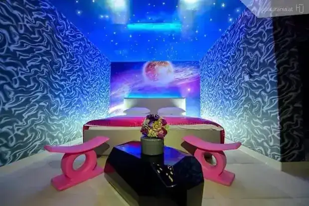 Zimmer im Hotel Urania mit Weltraummotiv