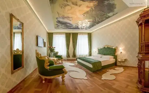 Zimmer im Hotel Urania mit Deckenmalerei